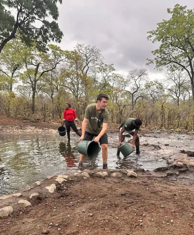 El príncipe Christian de Dinamarca en su voluntariado en África