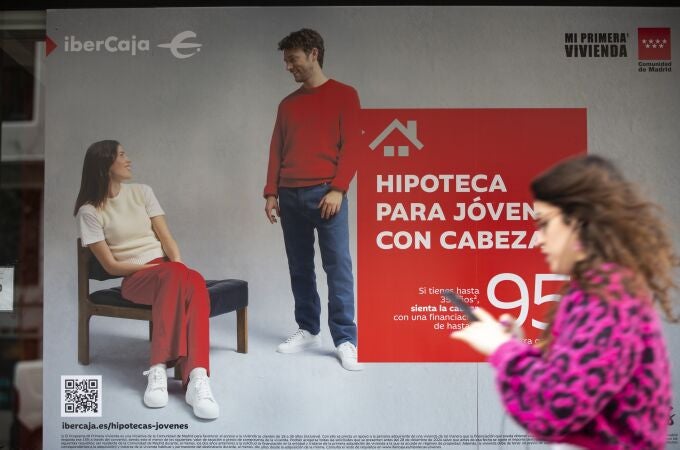 Anuncio de hipoteca en la fachada de una sucursal bancaria. 
