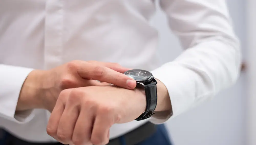 Hombre mirando su reloj