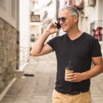 Hombre con camiseta Levi's negra