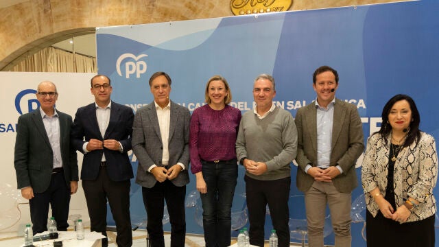 La vicesecretaria de Política Sectorial y Económica del PPCyL y vicepresidenta de la Junta de Castilla y León, Isabel Blanco, y el vicesecretario nacional de Política Autonómica y Municipal y Análisis Electoral, Elías Bendodo, clausuran el Consejo de alcaldes del PP en la ciudad de Salamanca con motivo de la Semana del Municipalismo.