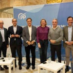 La vicesecretaria de Política Sectorial y Económica del PPCyL y vicepresidenta de la Junta de Castilla y León, Isabel Blanco, y el vicesecretario nacional de Política Autonómica y Municipal y Análisis Electoral, Elías Bendodo, clausuran el Consejo de alcaldes del PP en la ciudad de Salamanca con motivo de la Semana del Municipalismo.