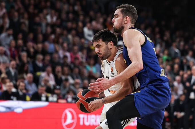 Campazzo sufre la defensa de Satoransky