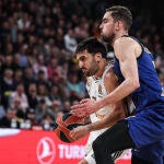 Campazzo sufre la defensa de Satoransky