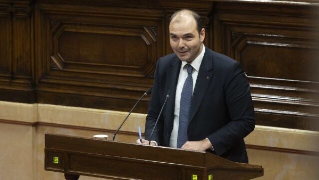 El conseller de Presidencia de la Generalitat, Albert Dalmau, en el pleno del Parlament