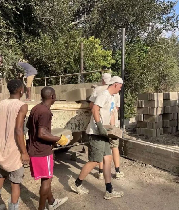 El príncipe Christian de Dinamarca en su voluntariado en África