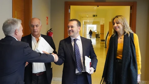 Ricardo Gavilanes saluda a Ángel Ceña en presencia de García Nieto