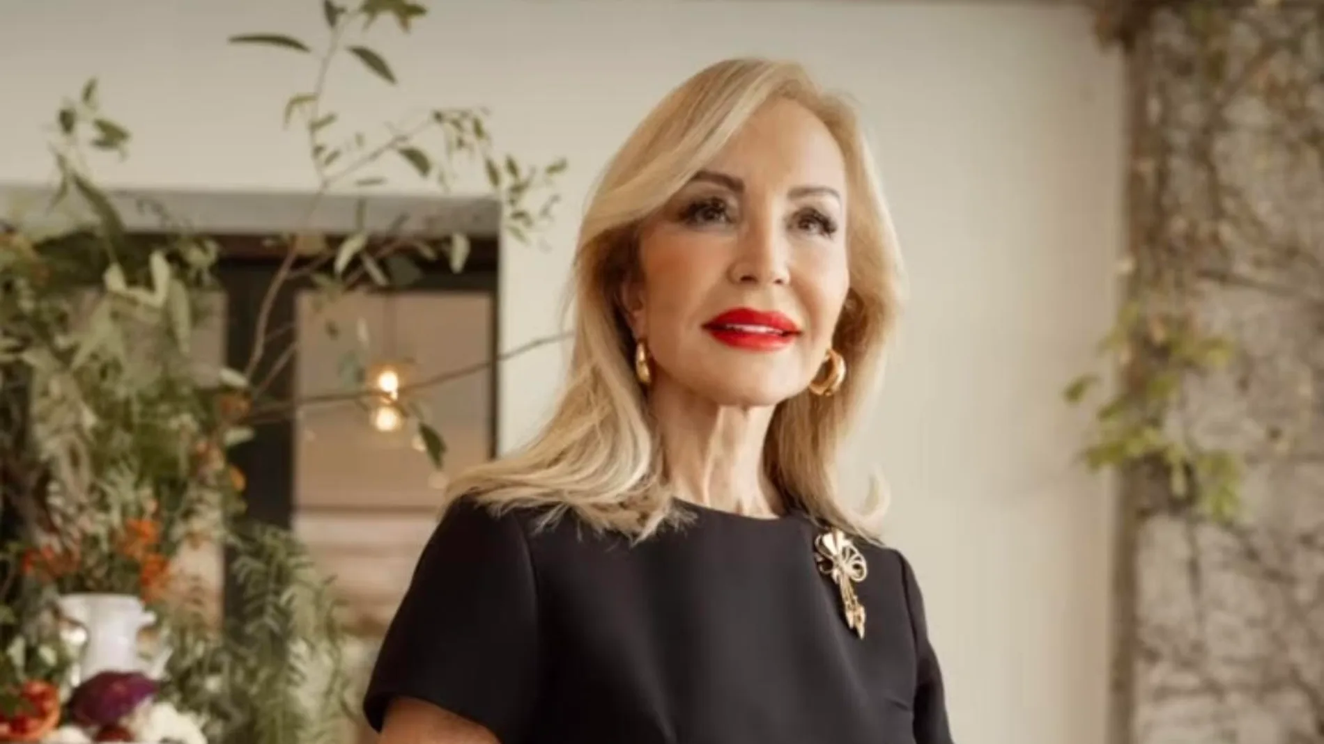 Carmen Lomana con look perfecto para el 'Pescaíto'.