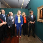 El diputado de Cultura, Juan de Dios Navarro, el director del Mubag, Jorge A. Soler, observan "Cabeza de mujer", de Modigliani 