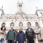 Bendodo, Almeida, Carnero, Vázquez, Cantalapiedra y Blanca Jiménez, tras presentar el congreso intermunicipal del PP en la Plaza Mayor de Valladolid