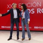 La ministra de Igualdad, Ana Redondo y el expresidente del Gobierno José Luis Rodríguez Zapatero, durante el 41 Congreso Federal del PSOE este viernes en Sevilla. 