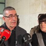 Los candidatos a la presidencia y la secretaría general de ERC por parte de 'Nova Esquerra Nacional', Xavier Godàs y Alba Camps, en una atención a los medios frente a la sede del partido