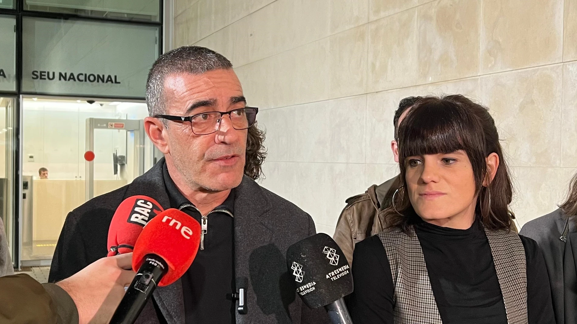Los candidatos a la presidencia y la secretaría general de ERC por parte de 'Nova Esquerra Nacional', Xavier Godàs y Alba Camps, en una atención a los medios frente a la sede del partido EUROPA PRESS 29/11/2024