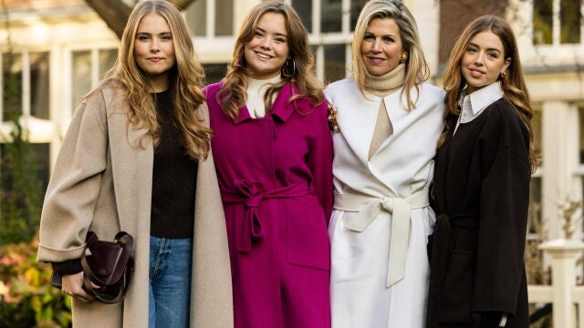 Dutch royal family attends traditional photo session in Amsterdam