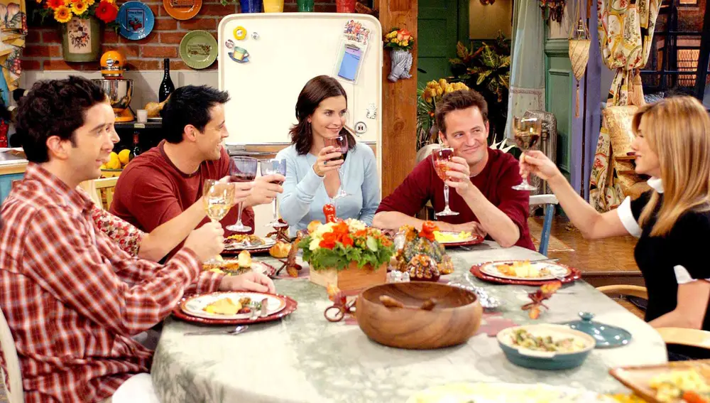 Los protagonistas de Friends celebrando Acción de Gracias en un episodio de la serie