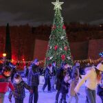 Gente patinando en Navidad