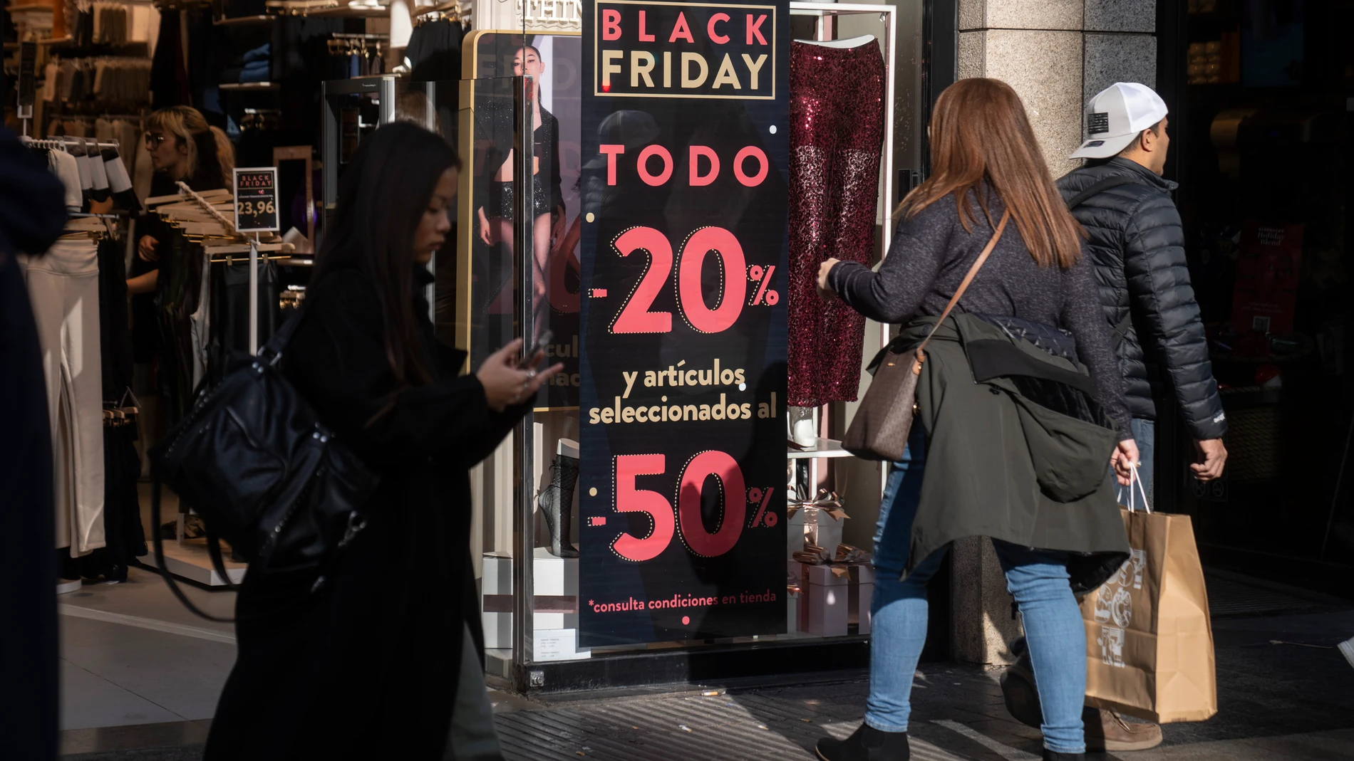 Gente de compras en el Black Friday en el centro de Madrid