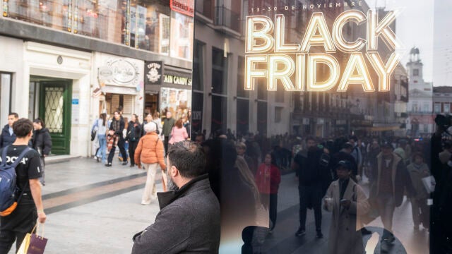 Gente de compras en el Black Friday en el centro de Madrid. David Jar