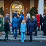 El presidente del Gobierno, Pedro Sánchez posa con los ministros en la tradicional foto de familia tras la incorporación de la nueva vicepresidenta tercera y ministra para la Transición Ecológica y el Reto Demográfico, Sara Aagesen antes del Consejo de Ministros este jueves en el Palacio de La Moncloa en Madrid. 