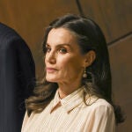 La Reina Letizia elegantísima con un dos piezas de Teresa Helbig para su gran noche en la Ópera de Bilbao