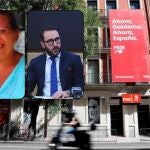 La empresaria, Carmen Pano, en un collage junto a Víctor de Aldama frente a la sede del PSOE de Ferraz.