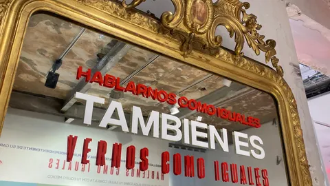 Detalle del mensaje recogido en un espejo de la Cafeterl=la