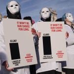 Manifestantes concentrados frente a Westminster muestran su disconformidad con la propuesta