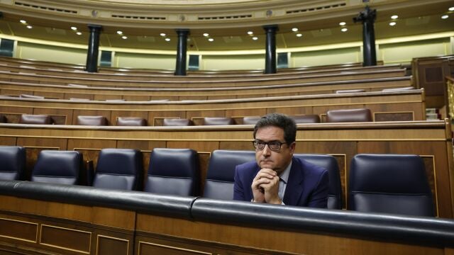 El ministro de Transformación Digital, Óscar López, durante un pleno del Congreso de los Diputados.