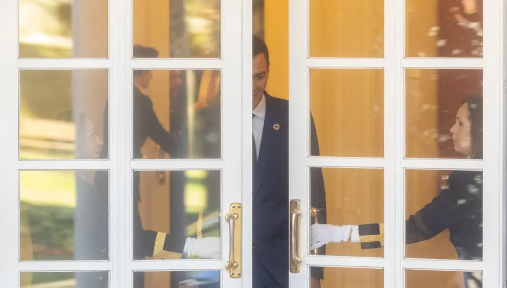 El presidente del Gobierno, Pedro Sánchez, a su llegada a recibir al primer ministro de Iraq, Mohammad Shiá Al Sudani, en el Palacio de La Moncloa.