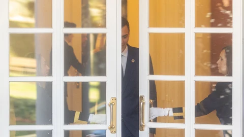 El presidente del Gobierno, Pedro Sánchez, a su llegada a recibir al primer ministro de Iraq, Mohammad Shiá Al Sudani, en el Palacio de La Moncloa.
