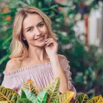 El corte de pelo para mujeres con canas que rejuvenece y es perfecto para invierno 2025