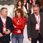 El secretario de Organización del PSOE, Santos Cerdán, (i) junto a el secretario general del PSOE de Andalucía y portavoz del Grupo Parlamentario Socialista en el Senado, Juan Espadas