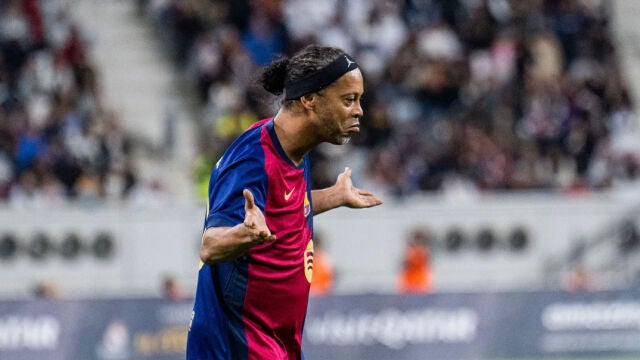 Ronaldinho en la celebración de su gol durante El Clásico de Leyendas