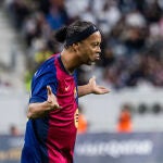 Ronaldinho en la celebración de su gol durante El Clásico de Leyendas