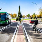 ¿Está permitido adelantar a un ciclista con doble línea continua? Esto dice la DGT