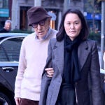 Woody Allen y Soon Yi en las calles de Barcelona