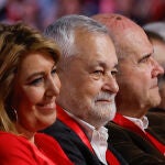 La expresidenta de Andalucía Susana Díaz (i) junto a los también expresidentes José Antonio Griñan (c) y Manuel Chaves (d)