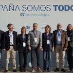 Foto de familia de Bendodo y Gamarra con Isabel Blanco, Carnero, Conrado Íscar, Armisén y Francisco Vázquez, entre otros