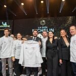 Imagen de la celebración de la Gala de la Guía Michelin 2025 en Murcia, con el presidente de la Comunidad, Fernando López Miras, -tercero por la izquierda- y la consejera Carmen María Conesa -segunda por la derecha-