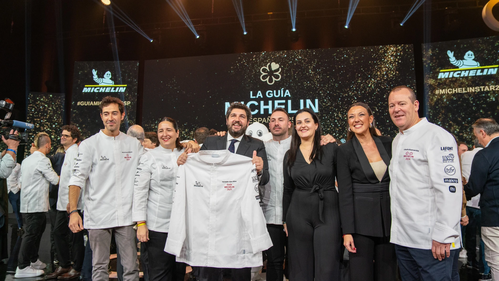 Imagen de la celebración de la Gala de la Guía Michelin 2025 en Murcia, con el presidente de la Comunidad, Fernando López Miras, -tercero por la izquierda- y la consejera Carmen María Conesa -segunda por la derecha-