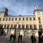 El Ayuntamiento de Alicante, con sus torres protegidas, después de que se desprendiera parte de una cornisa el 24 de octubre