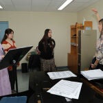 La alumnas Elisa Lairikko(2D), Hilla Vahvelainen(I) y Lotta Kämäräinen(2I) del conservatorio de Tampere, en Finlandia,junto a la profesora de canto del conservatorio de Palencia, María del Monte (D)