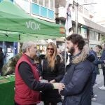 García-Gallardo visita una mesa informativa en Valladolid