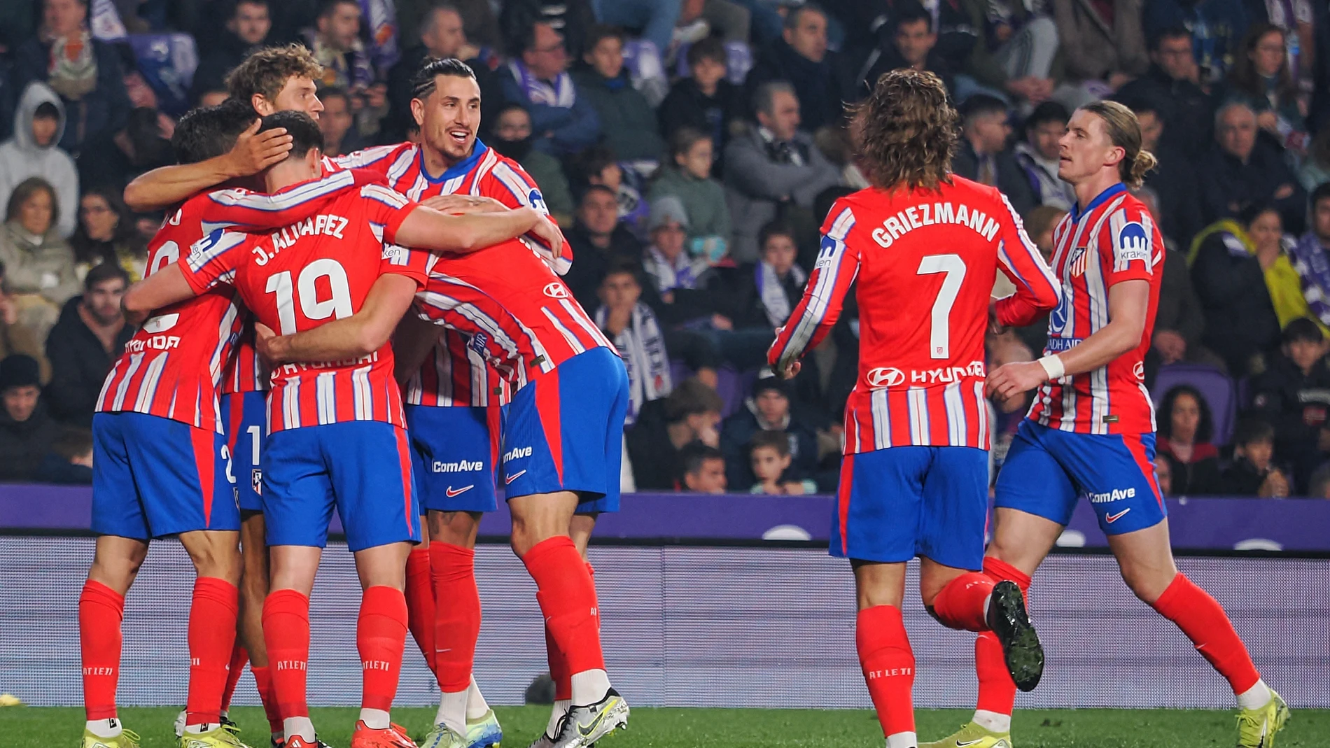 VALLADOLID. 30/11/2024. - Los jugadores del Atlético de Madrid celebran uno de los goles de su equipo durante el partido de LaLiga entre el Real Valladolid y el Atlético de Madrid, este sábado en el estadio José Zorrilla. EFE/R. GARCIA.