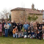 El proyecto Árboles y Estrellas. Aguilar de Campoo Villa de Cine y Naturaleza arranca con la plantación de los ejemplares en honor a Pepe Viyuela y la Seminci