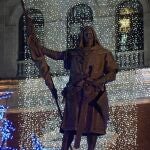 Estatua del Conde Ansúrez en la Plaza Mayor de Valladolid iluminada por Navidad