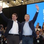 Mañueco defiende la "honestidad" de la política municipal y alaba el proyecto del PP de Feijóo: "Le sientas bien a CyL"
