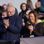 El presidente de Mercadona, Juan Roig, junto a la alcaldesa de Valencia, María José Catalá, hoy durante el maratón de Valencia