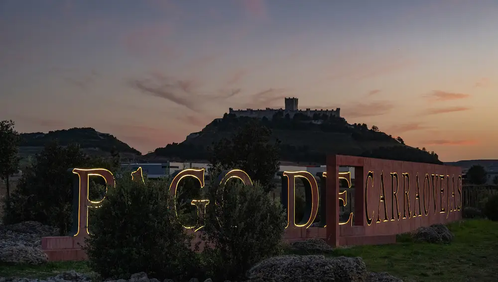 Bodega Pago de Carraovejas, en Peñafiel, con el castillo al fondo