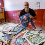 El humorista y monologuista valenciano Xavi Castillo revisa parte del material salvado de su taller devastado por la dana a los pies del barranco de Picanya